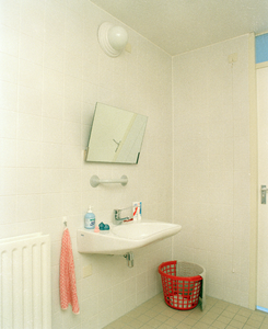 828355 Afbeelding van een voor gehandicapten aangepaste wastafel in de doucheruimte van het pand Mimosastraat 75 te Utrecht.